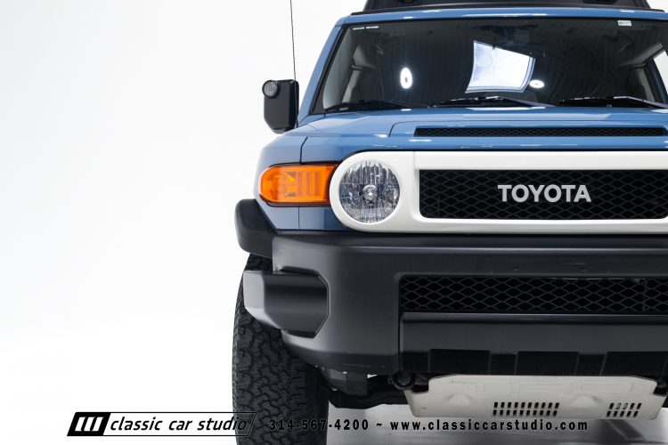 2014_Toyota_FJ_Cruiser_2284-3