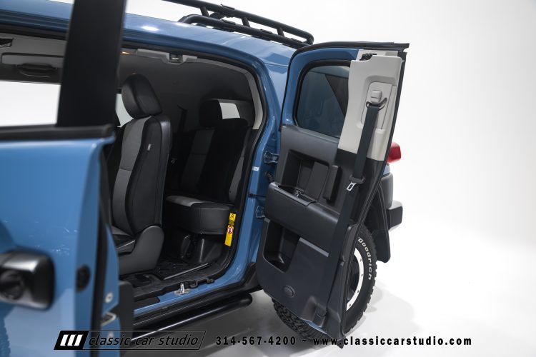 2014_Toyota_FJ_Cruiser_2284-30