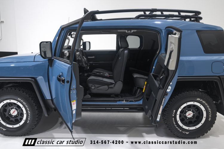 2014_Toyota_FJ_Cruiser_2284-31
