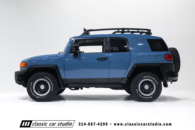 2014_Toyota_FJ_Cruiser_2284-32