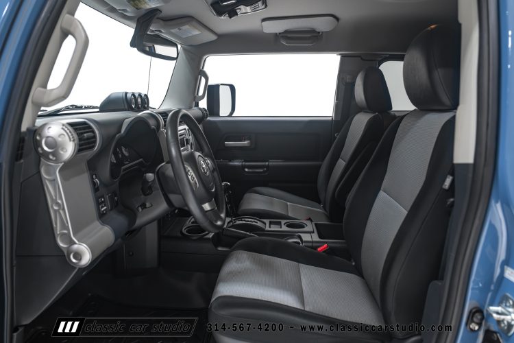 2014_Toyota_FJ_Cruiser_2284-33