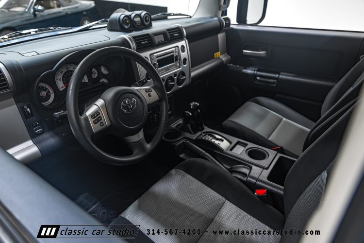 2014_Toyota_FJ_Cruiser_2284-34