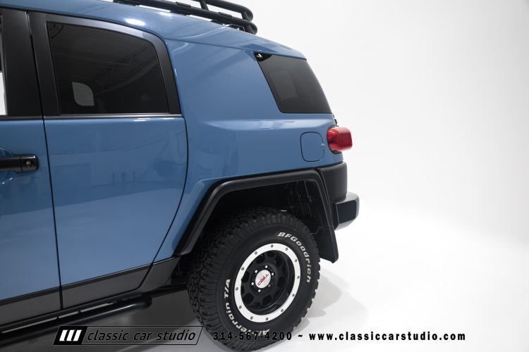 2014_Toyota_FJ_Cruiser_2284-35
