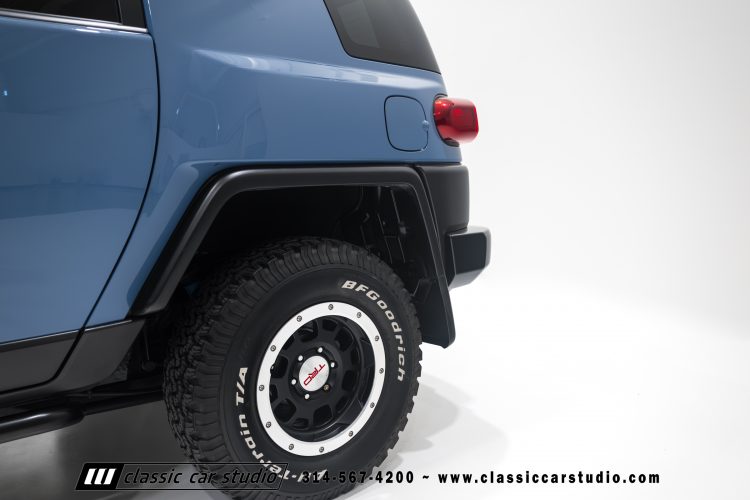 2014_Toyota_FJ_Cruiser_2284-36
