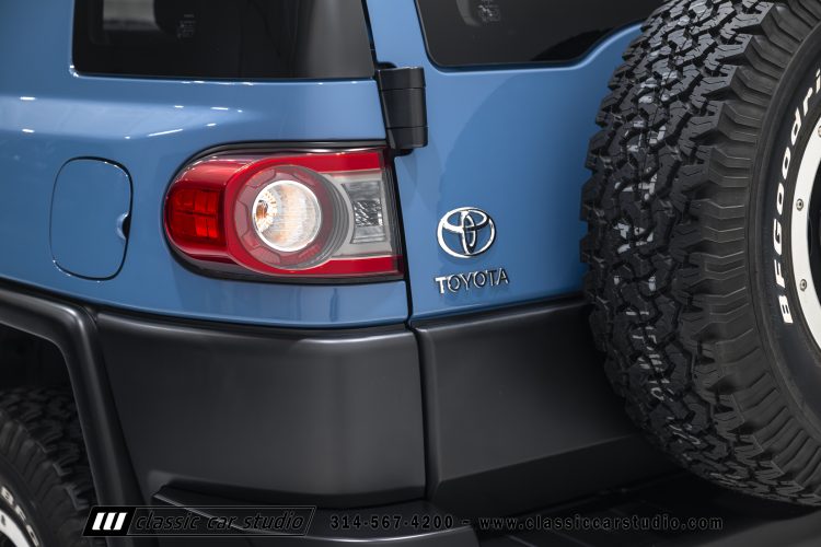 2014_Toyota_FJ_Cruiser_2284-42