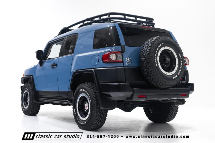 2014_Toyota_FJ_Cruiser_2284-43