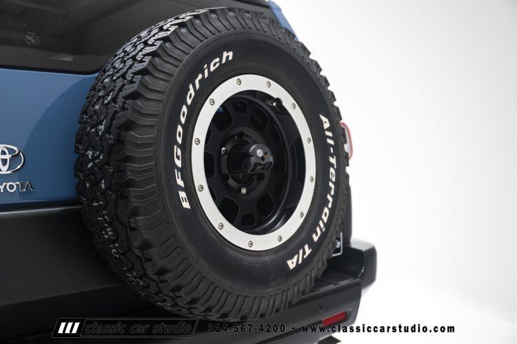 2014_Toyota_FJ_Cruiser_2284-45