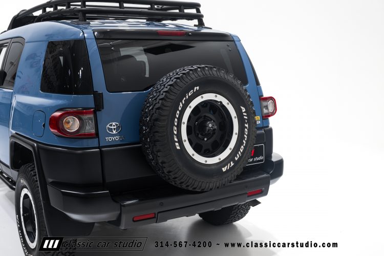 2014_Toyota_FJ_Cruiser_2284-47