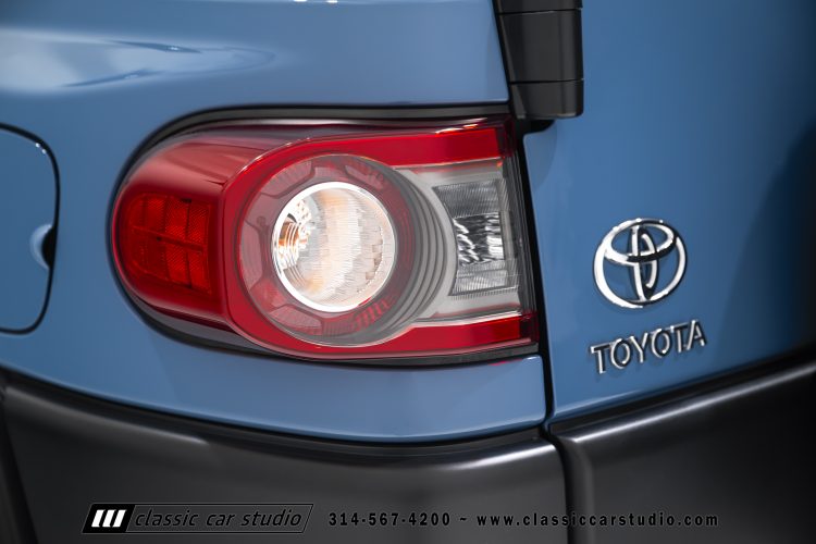 2014_Toyota_FJ_Cruiser_2284-48