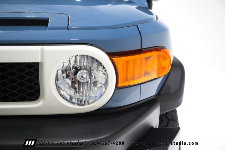 2014_Toyota_FJ_Cruiser_2284-5