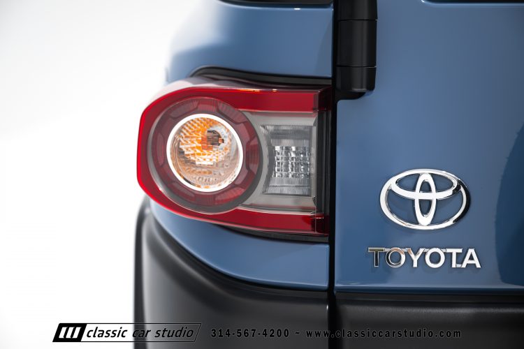 2014_Toyota_FJ_Cruiser_2284-50