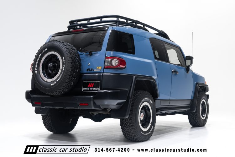 2014_Toyota_FJ_Cruiser_2284-53
