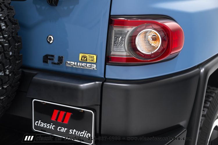 2014_Toyota_FJ_Cruiser_2284-54