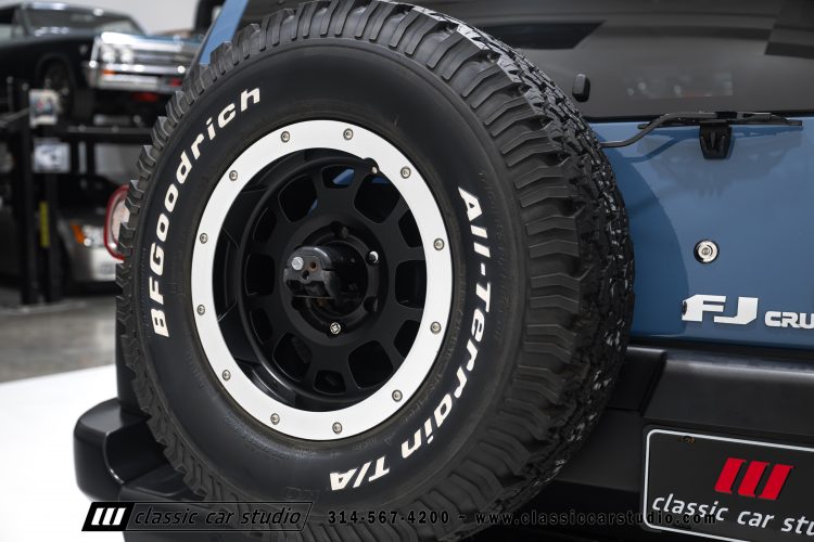 2014_Toyota_FJ_Cruiser_2284-59