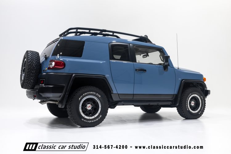 2014_Toyota_FJ_Cruiser_2284-60