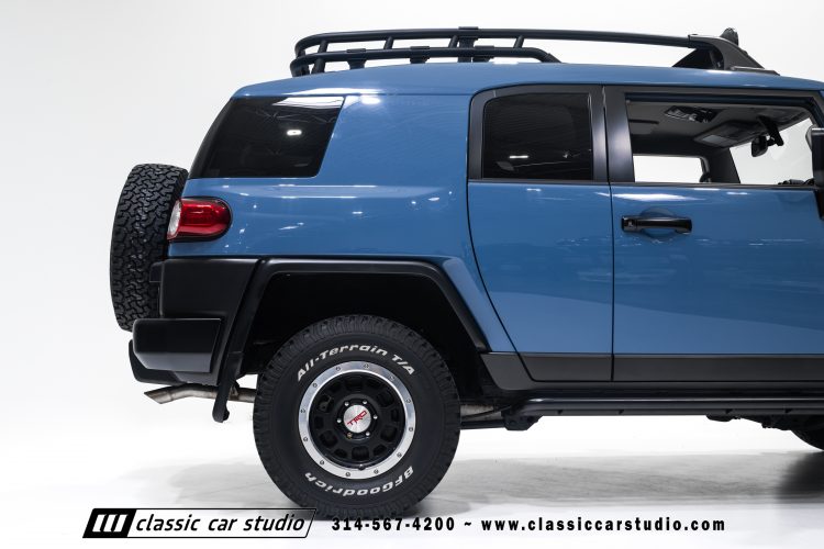2014_Toyota_FJ_Cruiser_2284-62