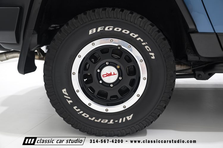 2014_Toyota_FJ_Cruiser_2284-63