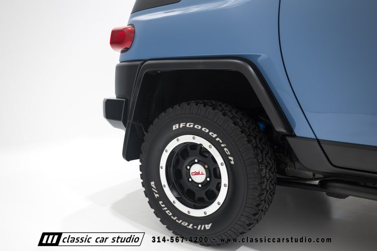 2014_Toyota_FJ_Cruiser_2284-64