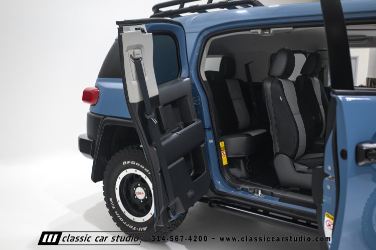 2014_Toyota_FJ_Cruiser_2284-67