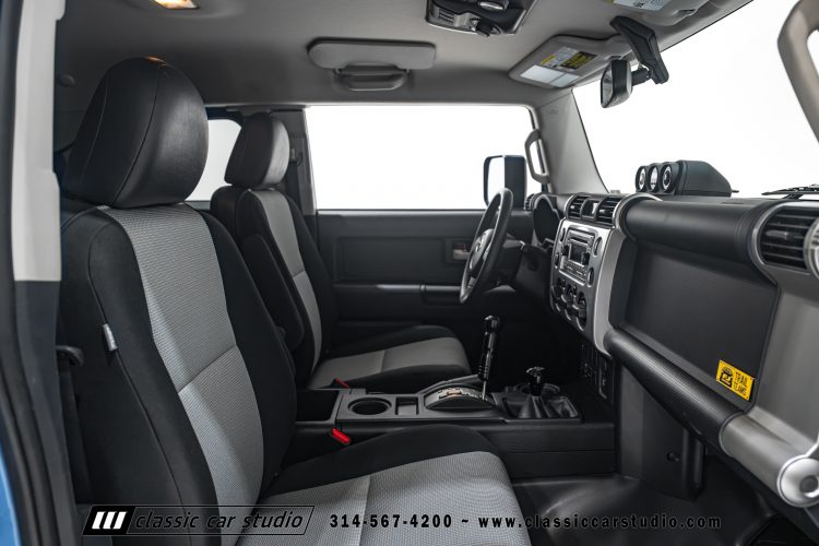 2014_Toyota_FJ_Cruiser_2284-68