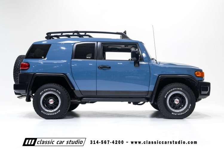 2014_Toyota_FJ_Cruiser_2284-69
