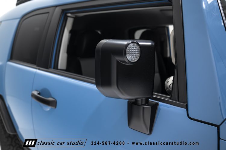 2014_Toyota_FJ_Cruiser_2284-70