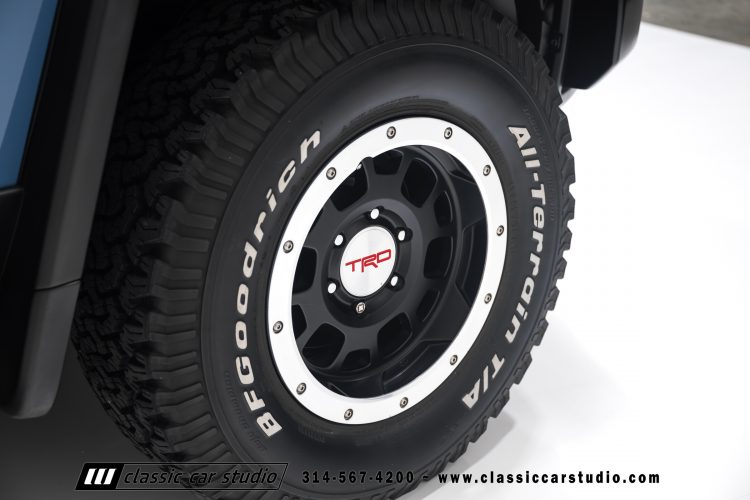 2014_Toyota_FJ_Cruiser_2284-71