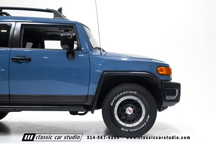 2014_Toyota_FJ_Cruiser_2284-73