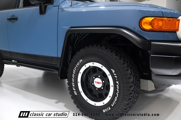 2014_Toyota_FJ_Cruiser_2284-74