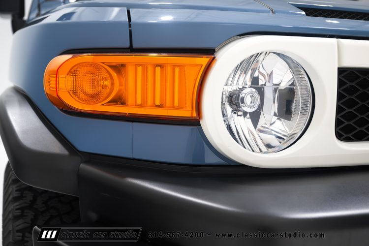 2014_Toyota_FJ_Cruiser_2284-75