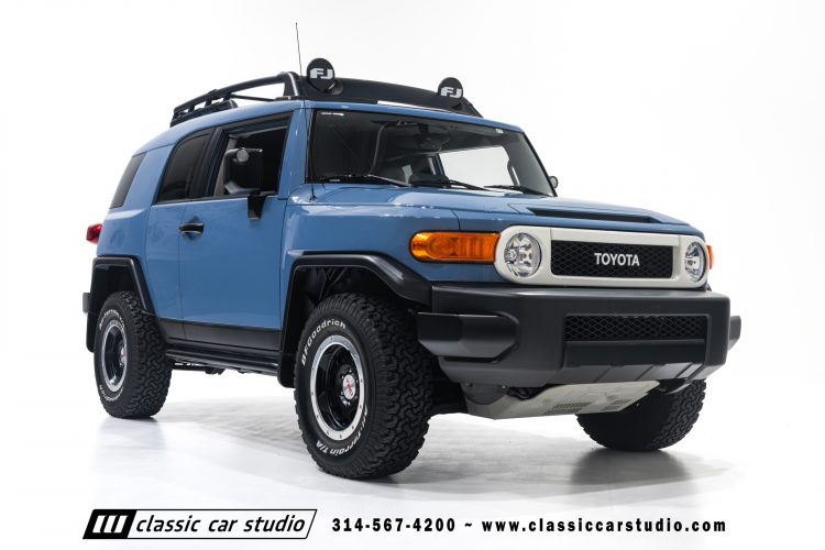 2014_Toyota_FJ_Cruiser_2284-76