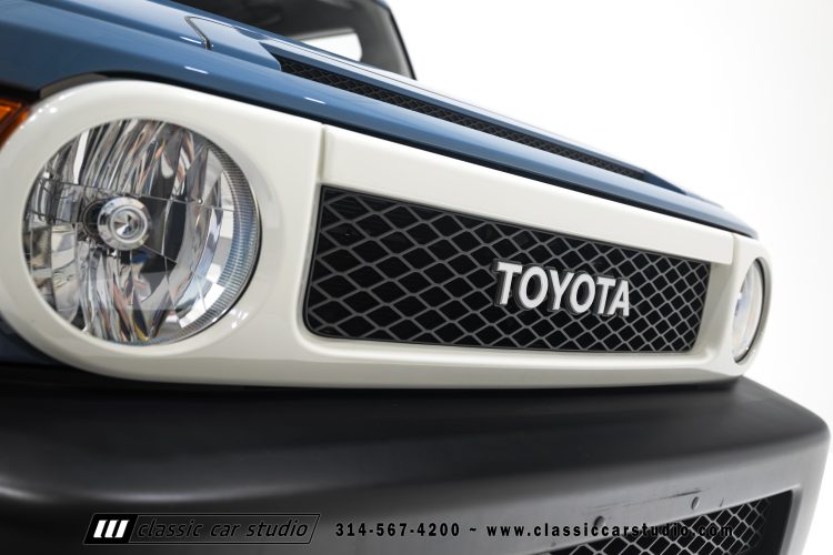 2014_Toyota_FJ_Cruiser_2284-77