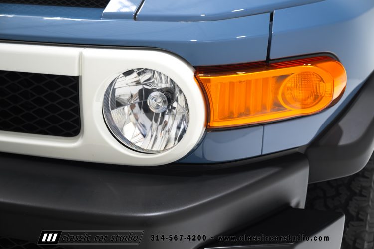 2014_Toyota_FJ_Cruiser_2284-8