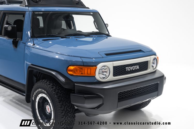 2014_Toyota_FJ_Cruiser_2284-80