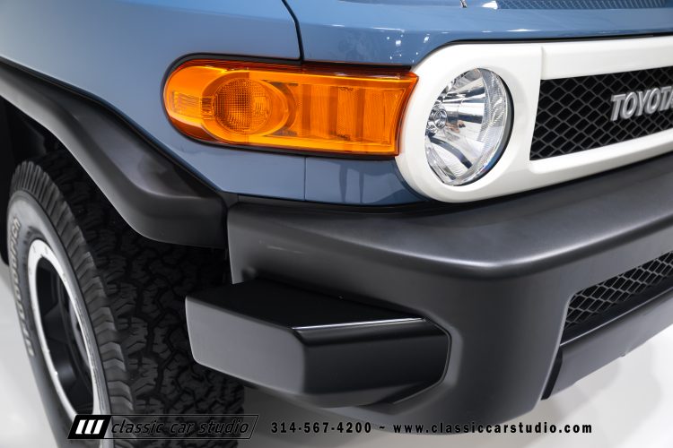 2014_Toyota_FJ_Cruiser_2284-81