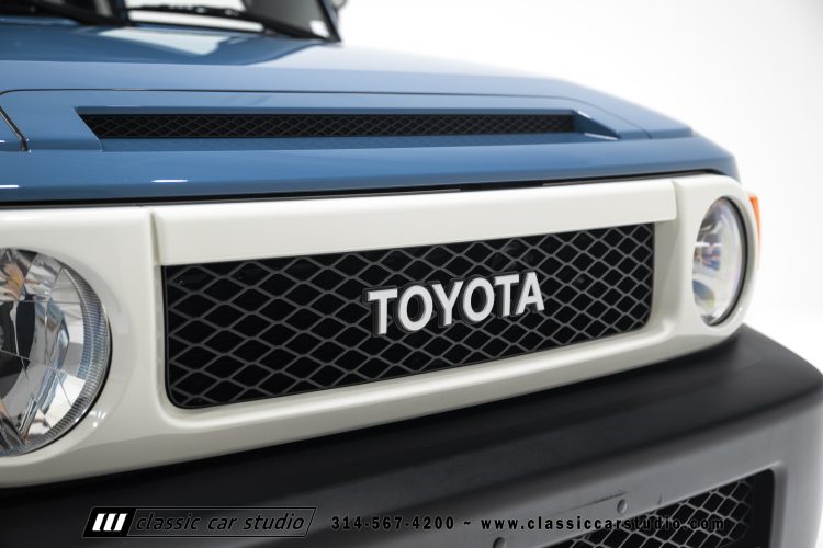 2014_Toyota_FJ_Cruiser_2284-82