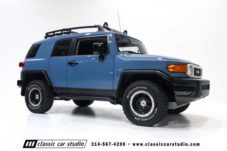 2014_Toyota_FJ_Cruiser_2284-83