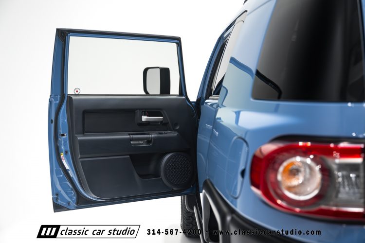2014_Toyota_FJ_Cruiser_2284-84