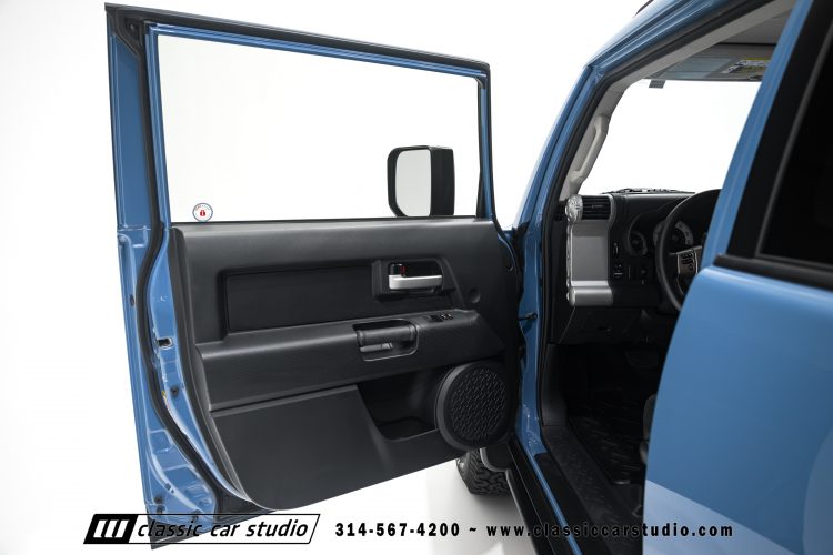 2014_Toyota_FJ_Cruiser_2284-85