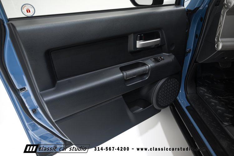 2014_Toyota_FJ_Cruiser_2284-86