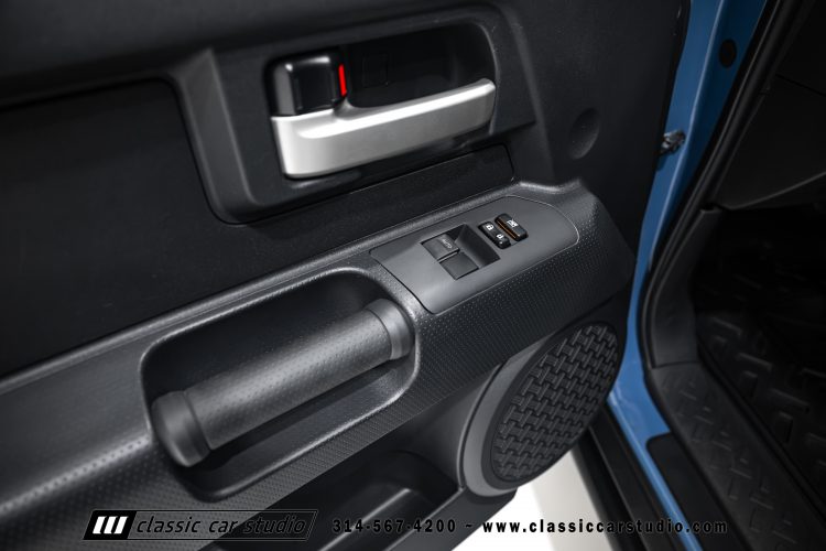2014_Toyota_FJ_Cruiser_2284-87