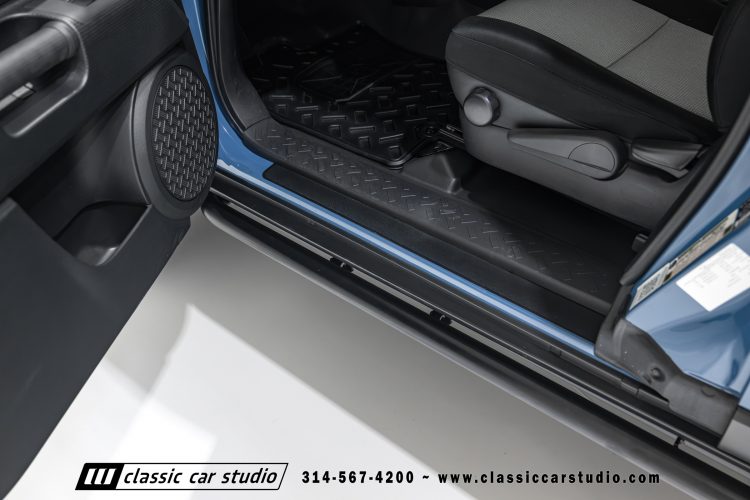 2014_Toyota_FJ_Cruiser_2284-88