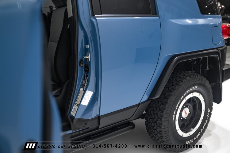 2014_Toyota_FJ_Cruiser_2284-89