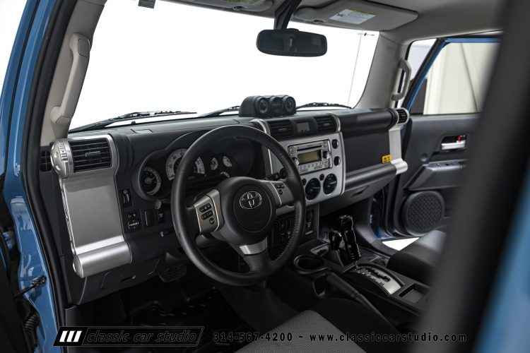 2014_Toyota_FJ_Cruiser_2284-91