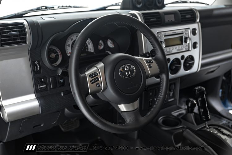2014_Toyota_FJ_Cruiser_2284-92