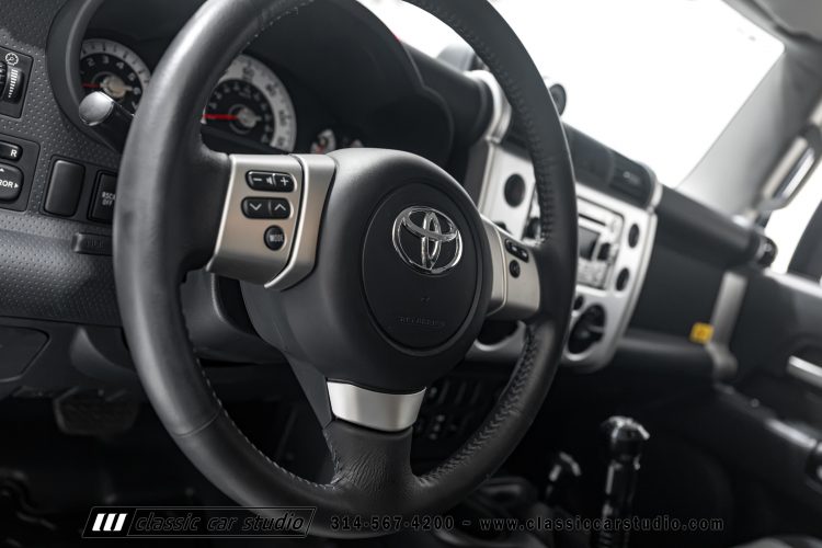 2014_Toyota_FJ_Cruiser_2284-95