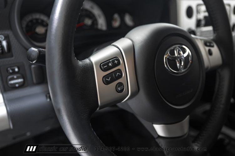 2014_Toyota_FJ_Cruiser_2284-96