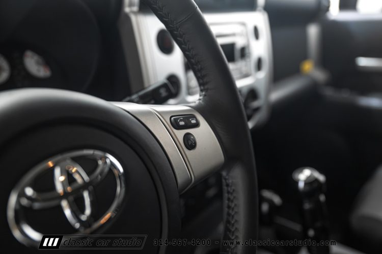 2014_Toyota_FJ_Cruiser_2284-97
