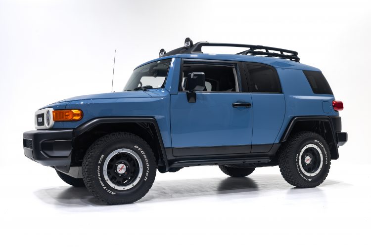 2014_Toyota_FJ_Cruiser_2284_Showcase