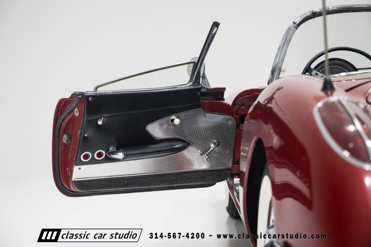 60_Chevrolet_Corvette_2289-105